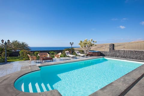 Bright and Spacious Puerto Calero Villa - 3 Bedrooms - Villa Viejo Dos - Private Pool & Wonderful Scenic Views - Lanzarote Chalet in Puerto Calero