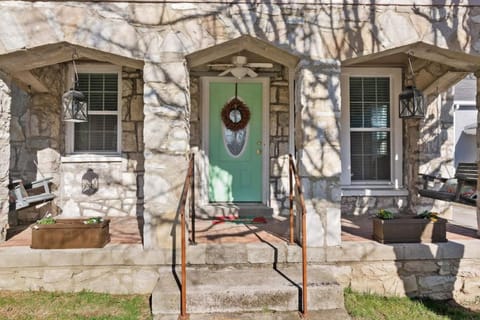 Stone Cottage 3 Bedroom Getaway - Stroll to DT Franklin - Historic Blakely House House in Franklin