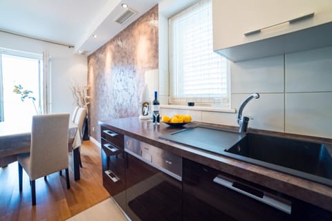 Kitchen or kitchenette, Dining area