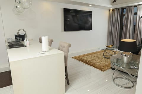 Bella Studio Apartments - Chic Suite Condo in Kingston