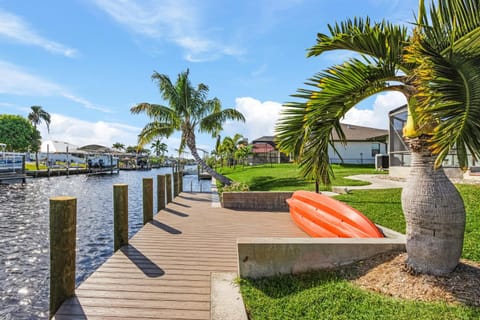 Direct Sailboat Access & Southern Exposure Heated Pool - Villa Coconut Hideaway - Roelens Haus in Cape Coral