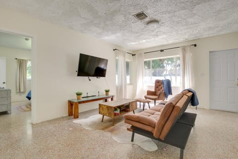 Sunny Deerfield Beach Home with Private Patio! Maison in Deerfield Beach