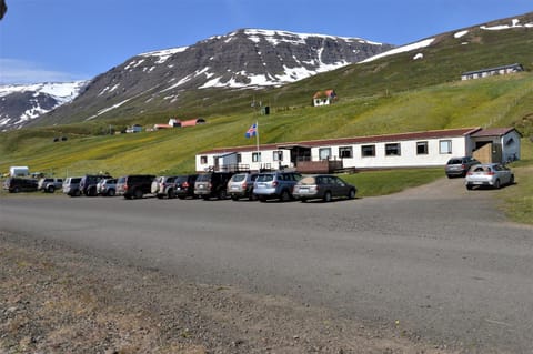 Neighbourhood, Natural landscape, Mountain view, Street view, Area and facilities