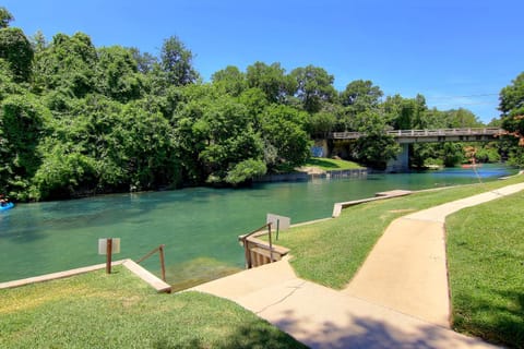 IC 209 Comal Escape Apartment in New Braunfels