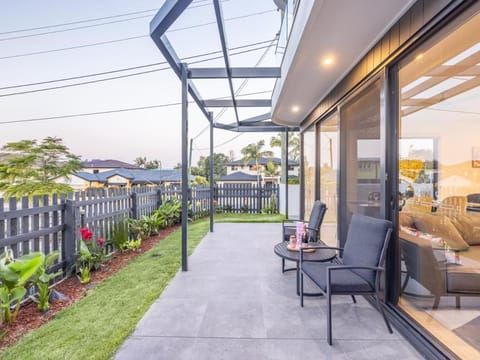 Conveniently Located Luxury 4BR Townhouse House in Brisbane