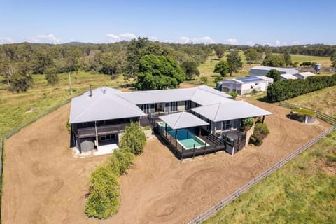 Mountain Majesty with Poolside Relaxing Getaway House in Tamborine