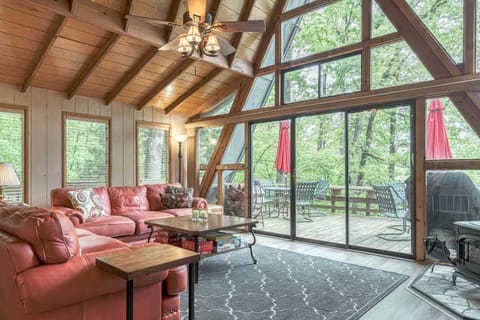 Cardinal Lake Cottage by Sarah Bernard with Private Dock, Beach and Fire Pit Chalet in Innsbrook