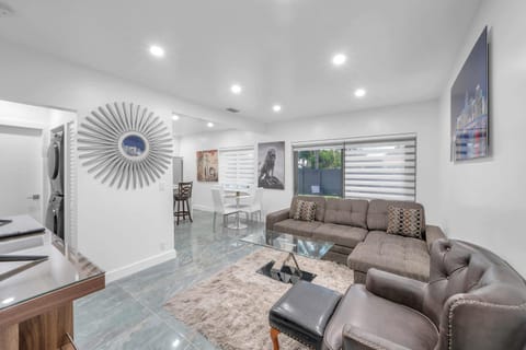 Biscayne Park 2 1 - Renovated Duplex w Pool House in Biscayne Park