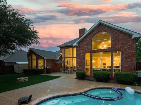 Beautiful 6 bedroom with pool and jacuzzi Casa in Mesquite