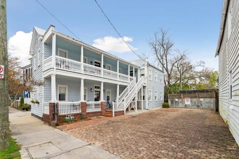 Downtown 3 Bedroom with Tons of Natural Light Apartment in Charleston