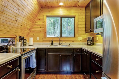 Waterside Cottage by Sarah Bernard with Firepit, Private Dock, and Hot Tub Chalet in Innsbrook