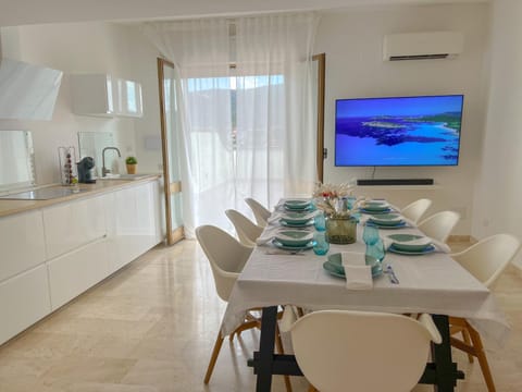 TV and multimedia, Kitchen or kitchenette, Food and drinks, Dining area, Food