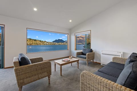 Huge Lakefront Delight (5-bedroom) Apartment in Queenstown