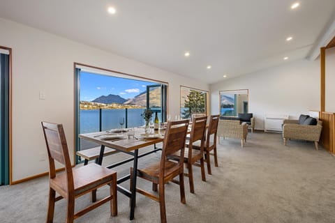 Huge Lakefront Delight (5-bedroom) Apartment in Queenstown