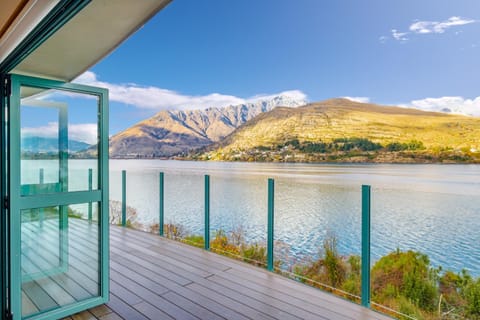 Huge Lakefront Delight (5-bedroom) Apartment in Queenstown