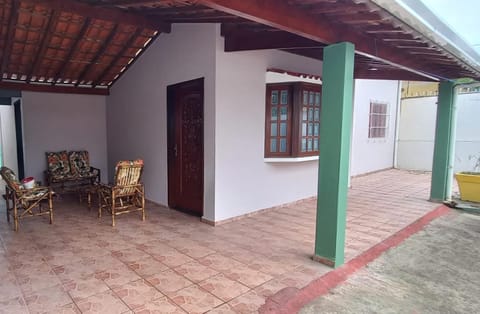 Casa com piscina á cinco minutos da praia com vaga para 3 carros House in Peruíbe