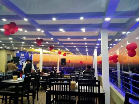 Restaurant/places to eat, Restaurant/places to eat, Lounge or bar