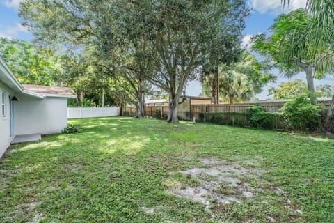 Cozy Home Just A Short Drive to Beautiful Beaches Maison in Seminole