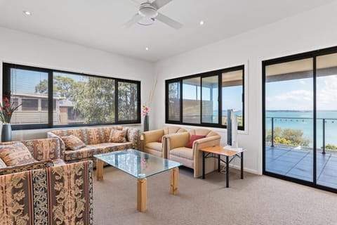 Breath-taking Bay Views Private Pad - Spacious House in Lake Macquarie