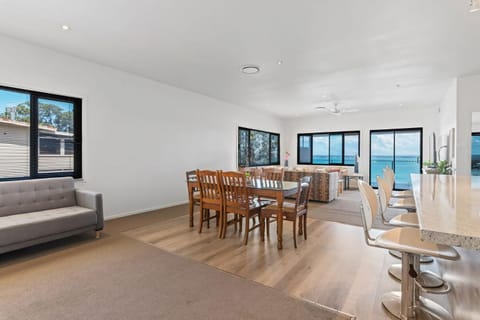 Breath taking Bay Views Private Pad Spacious House in Lake Macquarie