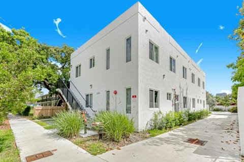 Wynwood Jumbo - Sleeps 16 & free parking Condo in Miami