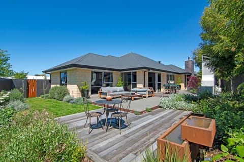 Banksia Retreat - Blenheim Holiday Home House in Blenheim