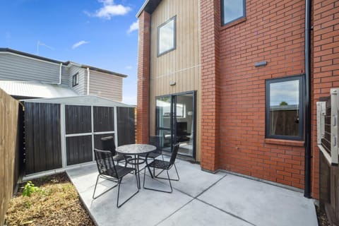 Chic 2-Bed Townhouse by Lake Parks & Shops House in Hamilton