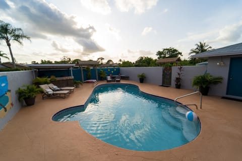 Pool view, Swimming pool, sunbed