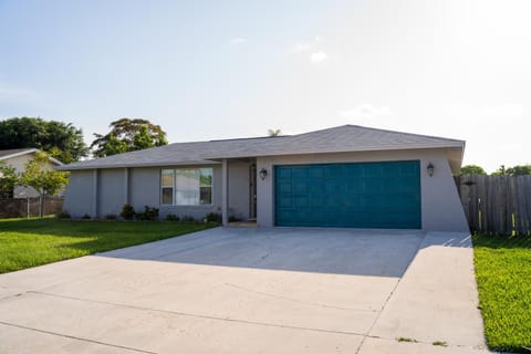 Chardonnay- Luxe home with pool ,spa and close to equestrian Casa in Royal Palm Beach