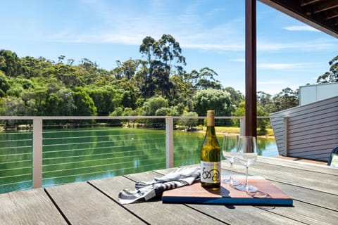 View (from property/room), Balcony/Terrace, Dining area, Lake view