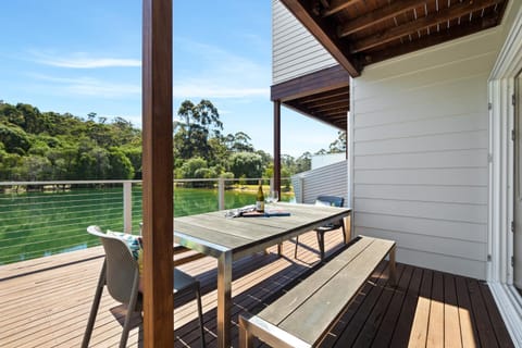 Property building, Natural landscape, View (from property/room), Balcony/Terrace, Dining area, Lake view