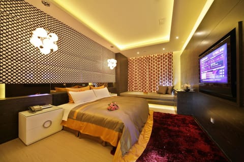 Bed, TV and multimedia, Bedroom