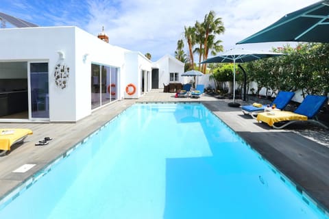 Luxury Puerto del Carmen Villa - 5 Bedrooms - Villa Kalina - Pool Table - Newly Refurbished Villa in Puerto del Carmen