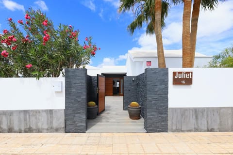 Luxury Puerto del Carmen Villa - 5 Bedrooms - Villa Kalina - Pool Table - Newly Refurbished Villa in Puerto del Carmen