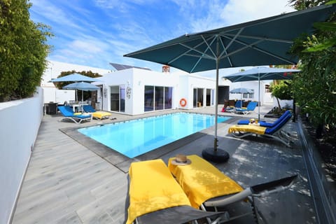 Luxury Puerto del Carmen Villa - 5 Bedrooms - Villa Kalina - Pool Table - Newly Refurbished Villa in Puerto del Carmen