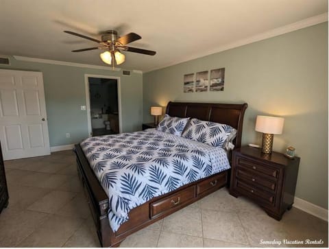 Bed, Photo of the whole room, Bedroom, fireplace