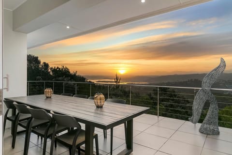 Patio, Natural landscape, View (from property/room), Balcony/Terrace, Dining area, Lake view, Mountain view, River view, Sunset