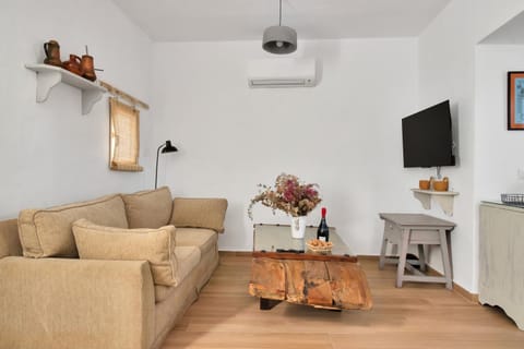 TV and multimedia, Living room, Seating area, air conditioner