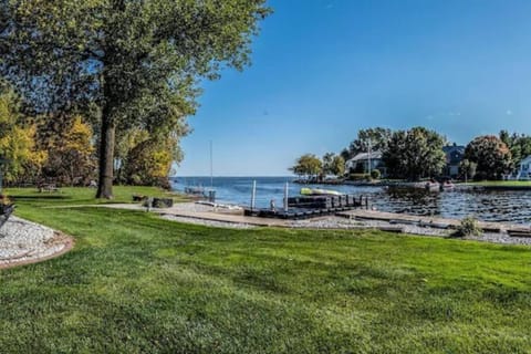 Lakeside Luxury Retreat: Waterfront near Green Bay Villa in Wisconsin