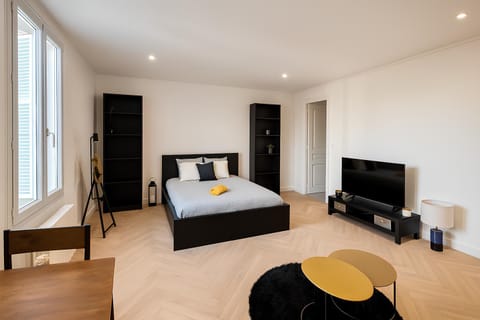 Communal lounge/ TV room, Bed, TV and multimedia, Living room, Photo of the whole room, Seating area, Bedroom