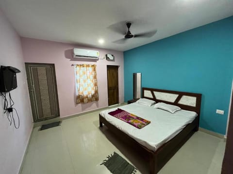 Bed, TV and multimedia, Bedroom, fireplace, towels, air conditioner