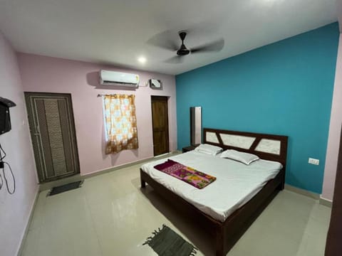 Bed, TV and multimedia, fireplace, air conditioner