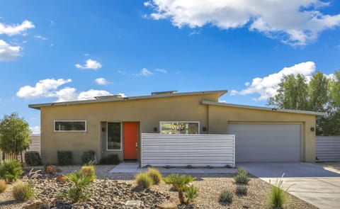 Mid-Century Merry - A Ryson Property Casa in Desert Hot Springs