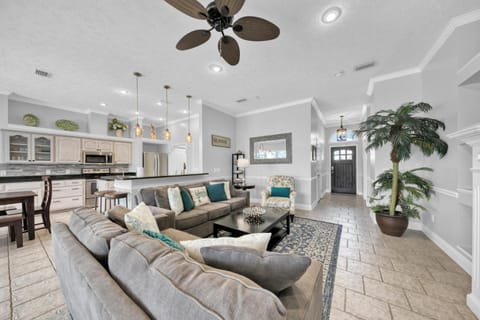 Destiny Casa - PRIVATE HEATED POOL and 6 SEATER GOLF CART House in Destin