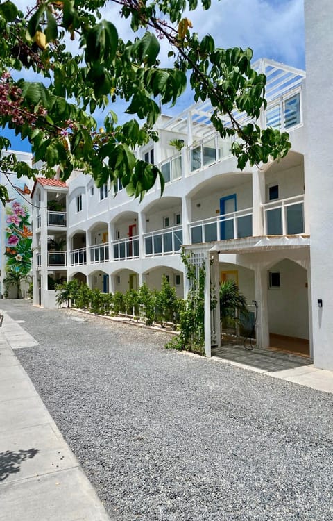 Maho Oceanfront Luxe: Modern and Spacious Condo Condominio in Simpson Bay