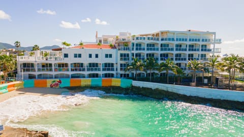 Maho Oceanfront Luxe: Modern and Spacious Condo Condominio in Simpson Bay