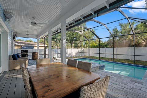 Luxury Retreat Hot Tub for 8 in Stylish Bungalow House in Tampa