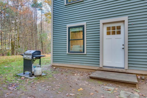Maine Escape with Grill, Near Skiing and Hiking! Appartamento in Saco