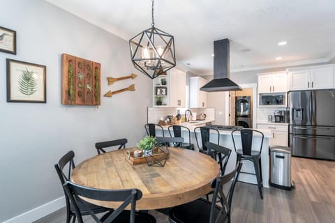 Charmer Downtown 3BR Home w Free Parking near UofO House in Eugene