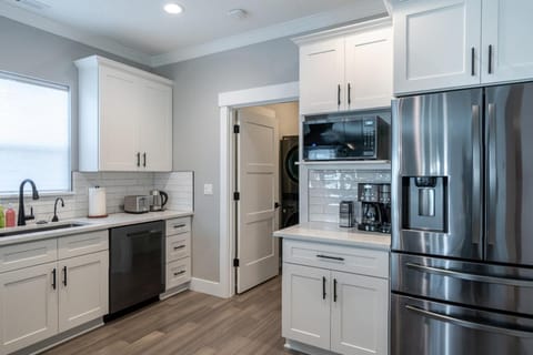 Charmer Downtown 3BR Home w Free Parking near UofO House in Eugene